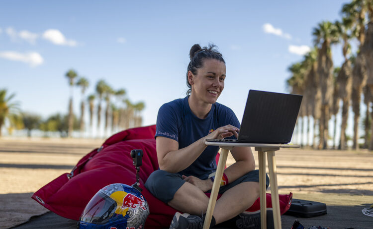 Estirar la vida útil de las notebooks: una preocupación global seen during the Red Bull Global Aerial Performance Camp in Bitterwasser, Namibia on April 28, 2026.