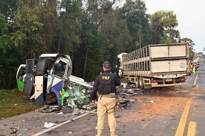 Al menos 23 personas murieron tras el choque entre un colectivo y un camión en Brasil El conductor del camión, procedente de Erechim, estado sureño de Río Grande do Sul, también murió en el accidente.