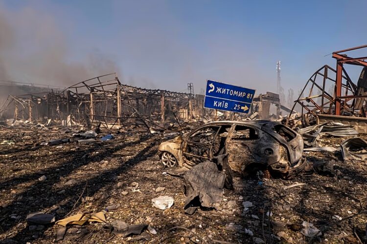 Al menos 37 personas murieron en un ataque letal con drones en Ucrania Las explosiones provocadas por el impacto de un dron destruyeron un depósito y afectaron viviendas cercanas.