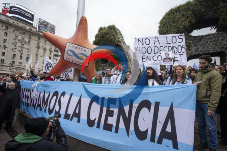 Alto acatamiento al paro universitario en todo el país Los docentes y científicos se concentraron en el Obelisco para manifestar sus reclamos.