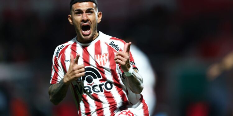 Instituto reafirmó su fortaleza de local, derrotó 1-0 a San Lorenzo y volvió a la punta Instituto reafirmó su fortaleza de local, derrotó 1-0 a San Lorenzo y volvió a la punta