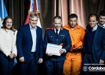 Llaryora entregó aportes para fortalecer a más de 80 cuarteles de Bomberos Voluntarios en toda la provincia