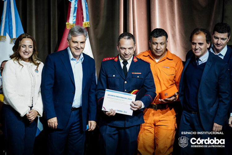 Llaryora entregó aportes para fortalecer a más de 80 cuarteles de Bomberos Voluntarios en toda la provincia Llaryora entregó aportes para fortalecer a más de 80 cuarteles de Bomberos Voluntarios en toda la provincia