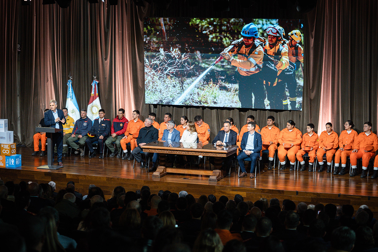 Llaryora entregó aportes para fortalecer a más de 80 cuarteles de Bomberos Voluntarios en toda la provincia Llaryora entregó aportes para fortalecer a más de 80 cuarteles de Bomberos Voluntarios en toda la provincia