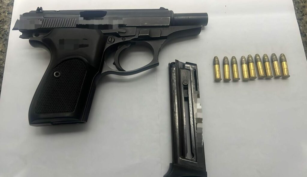 Dos detenidos en distintos barrios de Córdoba tras el secuestro de armas de fuego Arma incautada en barrio Villa Los Ángeles.
