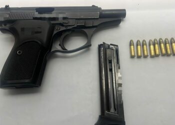Dos detenidos en distintos barrios de Córdoba tras el secuestro de armas de fuego Arma incautada en barrio Villa Los Ángeles.
