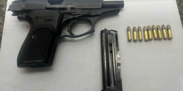 Dos detenidos en distintos barrios de Córdoba tras el secuestro de armas de fuego Arma incautada en barrio Villa Los Ángeles.