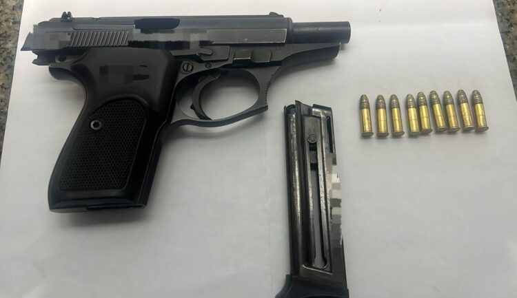 Arma incautada en barrio Villa Los Ángeles.