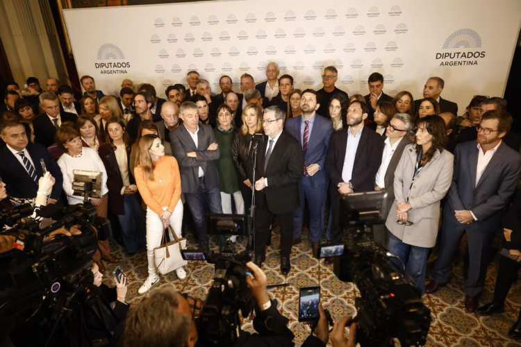 Conferencia de prensa de los diputados opositores.