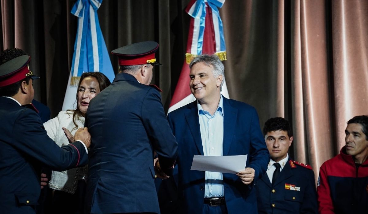 La Provincia destinó 1.170 millones de pesos a 65 cuarteles de bomberos voluntarios El gobernador Martín Llaryora encabezó la entrega de 1.170 millones de pesos a 65 asociaciones y cuerpos de Bomberos Voluntarios de distintas localidades de la provincia