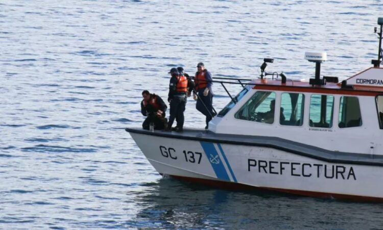 Murió una niña de tres años al caer el auto en el que viajaba al Nahuel Huapi Buzos de Prefectura junto a efectivos de otras fuerzas trabajaron para rescatar al cuerpo de la niña