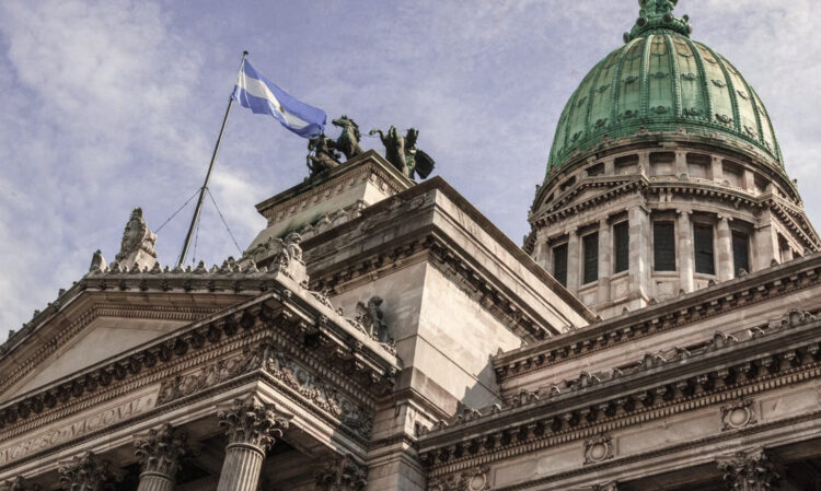 El Gobierno busca avanzar con una nueva Ley de Tierras que endurece los controles para la compra de campos por parte de extranjeros y empresas con participación estatal, en un debate atravesado por la protección de recursos estratégicos y la atracción de inversiones.