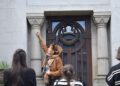 Cementerios Argentina: el placer de compartir historias, arquitectura y símbolos funerarios Camila Quílez, creadora de Cementerios Argentina, durante uno de sus recorridos.