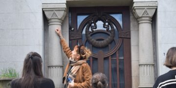 Cementerios Argentina: la comunidad que comparte historias, arquitectura y símbolos funerarios Camila Quílez, creadora de Cementerios Argentina, durante uno de sus recorridos.