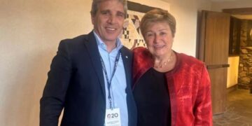 Caputo defendió el rumbo económico ante Georgieva y espera a Bessent
