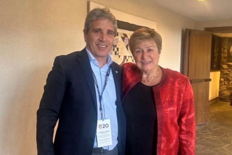 Caputo defendió el rumbo económico ante Georgieva y espera a Bessent Caputo mantuvo una reunión con la titular del FMI, Kristalina Georgieva.