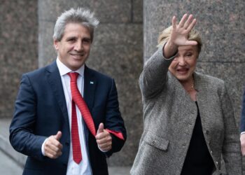 Caputo destacó el exceso de divisas y confirmó compras diarias de la autoridad monetaria.