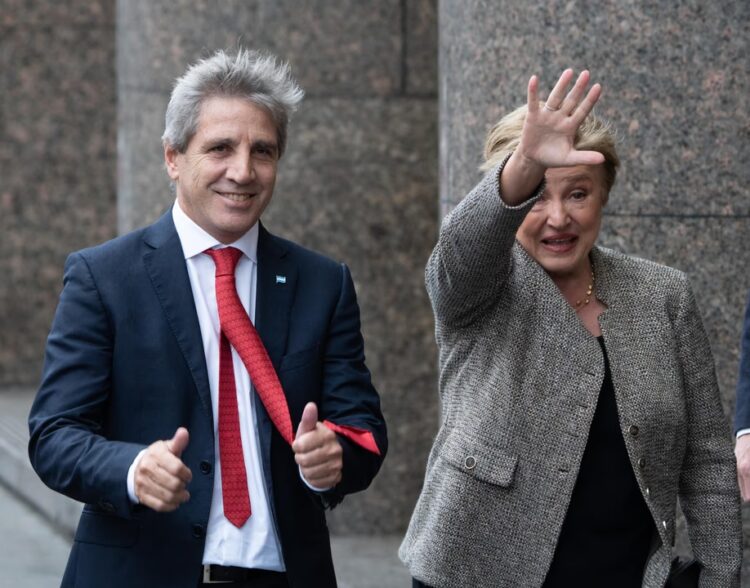 Caputo destacó el exceso de divisas y confirmó compras diarias de la autoridad monetaria.