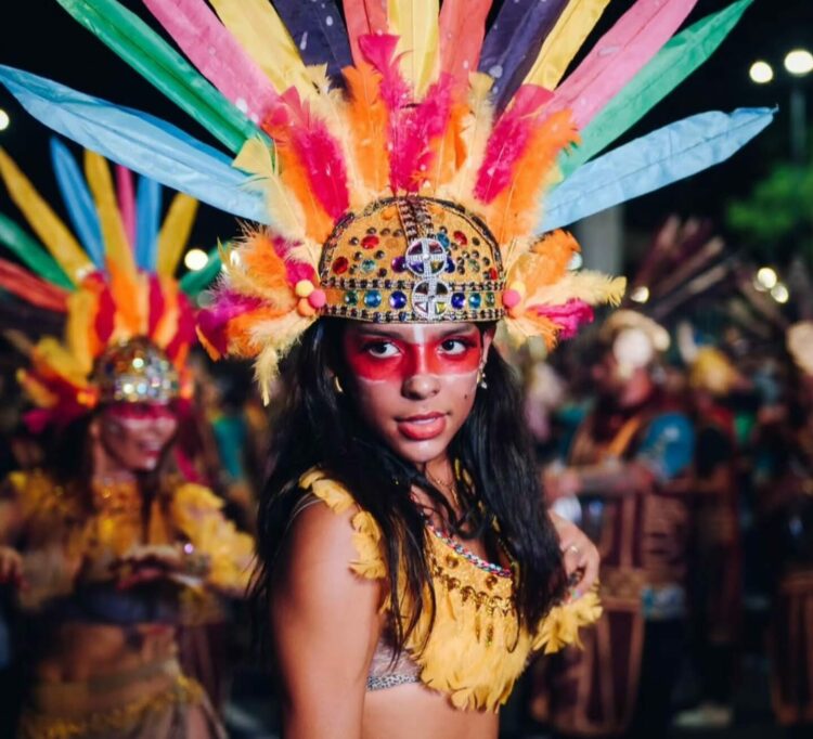 Todo listo para sambar este finde largo El encuentro reunirá a agrupaciones cordobesas y referentes del carnaval brasileño, en dos jornadas dedicadas al intercambio, la música, la danza y la diversidad cultural.
Foto: Instagram @gres_imperio_de_our.