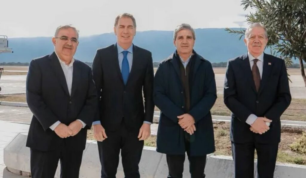 Catamarca: Santilli y Caputo firmaron convenios por obras y rutas nacionales Diego Santiilli y Luis Caputo en Catamarca. Foto: Gobierno de la provincia de Catamarca.