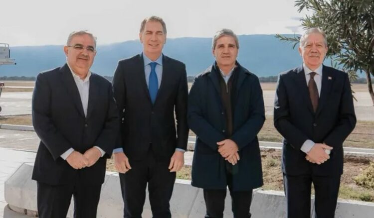 Catamarca: Santilli y Caputo firmaron convenios por obras y rutas nacionales Diego Santiilli y Luis Caputo en Catamarca. Foto: Gobierno de la provincia de Catamarca.