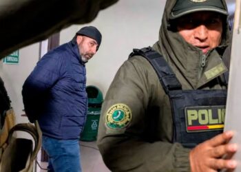 Fernando Cerimedo, exasesor de Javier Milei, permanece detenido en Bolivia, donde enfrenta una investigación por intento de femicidio, presunto enriquecimiento ilícito y lavado de activos.