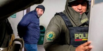 Fernando Cerimedo, exasesor de Javier Milei, permanece detenido en Bolivia, donde enfrenta una investigación por intento de femicidio, presunto enriquecimiento ilícito y lavado de activos.