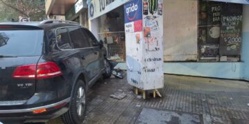 Violento choque entre dos automóviles en barrio Nueva Córdoba Choque entre dos vehículos en Nueva Córdoba.