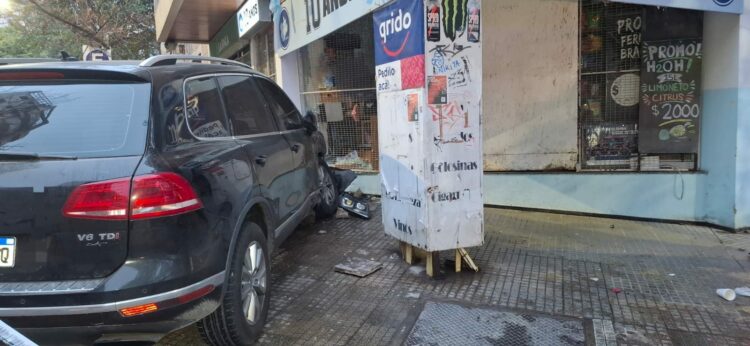 Violento choque entre dos automóviles en barrio Nueva Córdoba Choque entre dos vehículos en Nueva Córdoba.