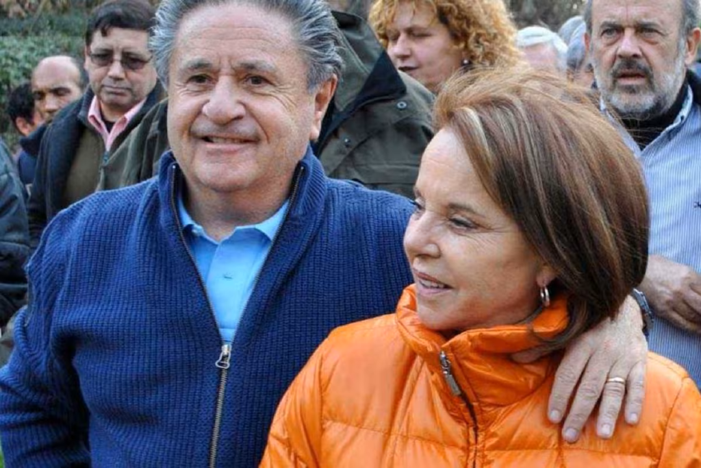 Citan a indagatoria a Duhalde, Verbitsky y a otras 34 personas por el Vacunatorio VIP Citan a indagatoria a Duhalde, Verbitsky y a otras 34 personas por el Vacunatorio VIP