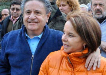 Citan a indagatoria a Duhalde, Verbitsky y a otras 34 personas por el Vacunatorio VIP