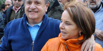 Citan a indagatoria a Duhalde, Verbitsky y a otras 34 personas por el Vacunatorio VIP