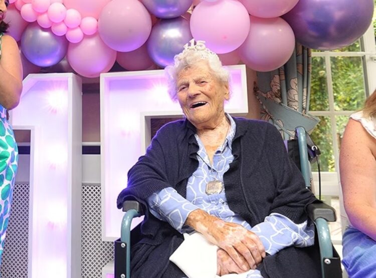 Ethel Caterham celebró sus 117 años como la persona más longeva del mundo Con un récord certificado por Guinness y LongeviQuest, la mujer festejó su aniversario tras un año colmado de nuevas vivencias.