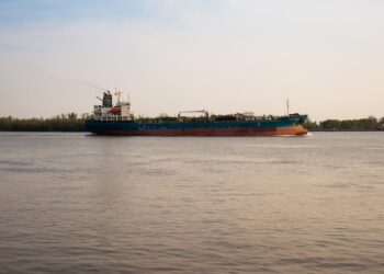 Conflicto en los puertos: el Gobierno acordó con los prácticos y levantó el paro