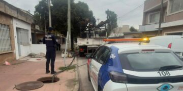 Se procedió a la detención de los hombres y al secuestro de aproximadamente 100 metros de cable.