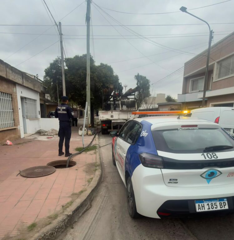 Detuvieron a tres trabajadores de telecomunicaciones por sustraer cables subterráneos Se procedió a la detención de los hombres y al secuestro de aproximadamente 100 metros de cable.