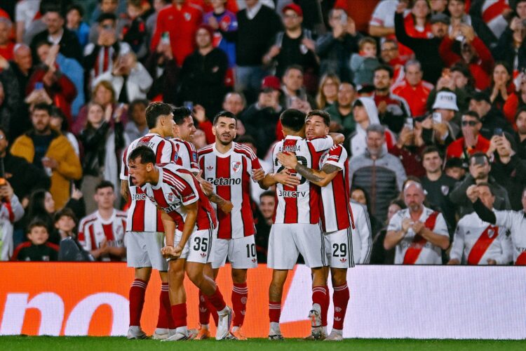 Coudet rearma la defensa de River para visitar a Independiente Santa Fe El Millonario quebró una racha de seis partidos sin ganar en torneos AFA.