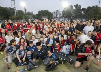 El gobernador Martín Llaryora estuvo con Nicolás Brocal, Jonathan Bustamante, Pablo Ríos y Benicio Tomaselli Bertorello integrantes del equipo argentino que viajará a Países Bajos para participar del evento.