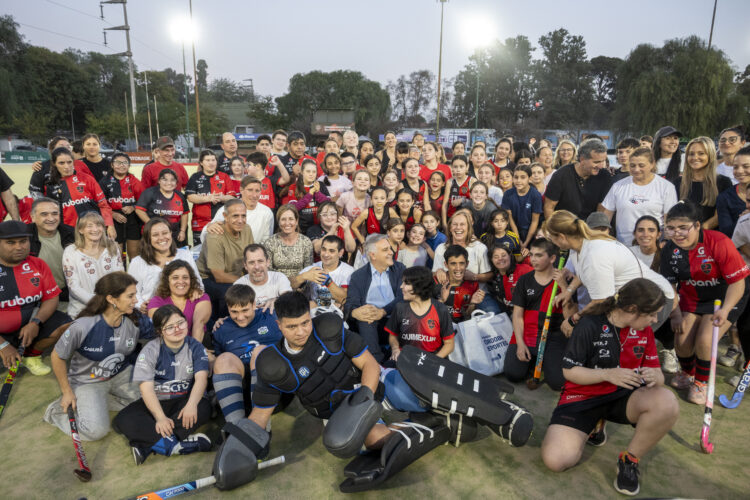 El gobernador Martín Llaryora estuvo con Nicolás Brocal, Jonathan Bustamante, Pablo Ríos y Benicio Tomaselli Bertorello integrantes del equipo argentino que viajará a Países Bajos para participar del evento.