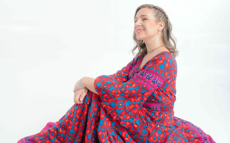 Cecilia Mezzadra es cantante e intérprete de música popular argentina. Nació en La Para y actualmente reside en la ciudad de Córdoba.
