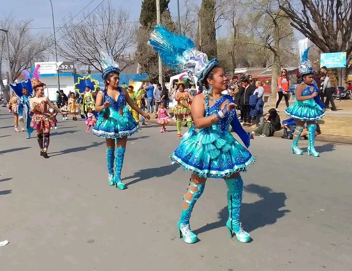 Ni el frío frena el carnaval, el rock y la fiesta de Kapanga