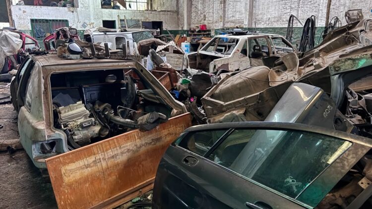 Los efectivos secuestraron una importante cantidad de autopartes que registraban pedidos judiciales.