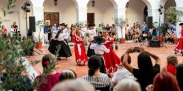 La ciudad celebra el Día del Folklore con música, danza y peñas en espacios culturales Distintos espacios culturales de la ciudad se sumarán a la celebración del folklore desde diferentes lenguajes y generaciones.