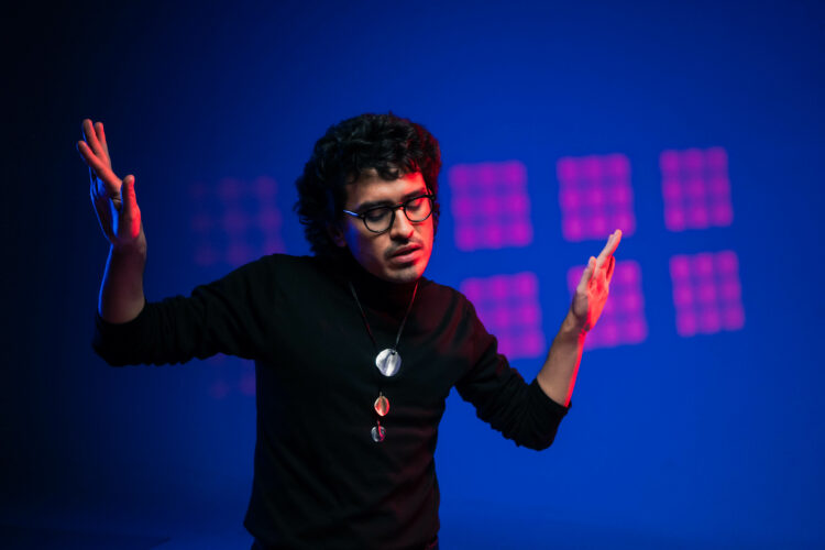 “Fran Santillán” abrirá la próxima fecha de “El Aljibe” con una propuesta que cruza la raíz folklórica, el pop alternativo y la experimentación musical.