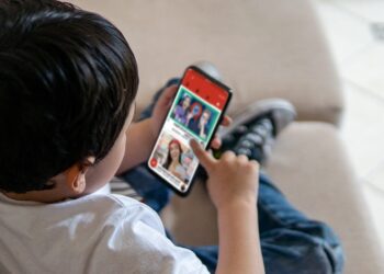 El Consejo Constitucional de Francia anuló prohibición de redes sociales a menores de 15 años