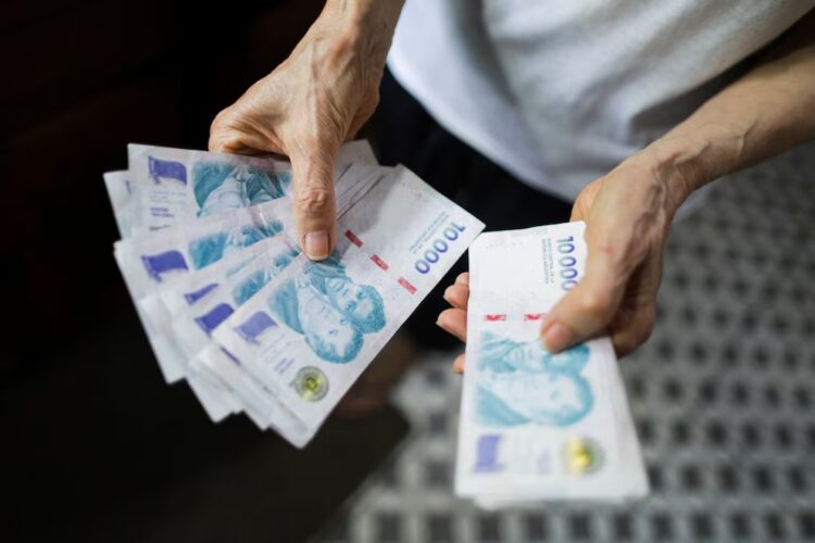 La propuesta oficial llega mientras los salarios pierden poder de compra.