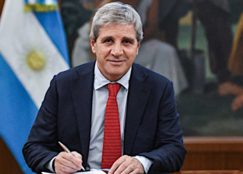 El Gobierno flexibiliza los dogmas de Milei para reactivar la economía El Gobierno flexibiliza los dogmas de Milei para reactivar la economía