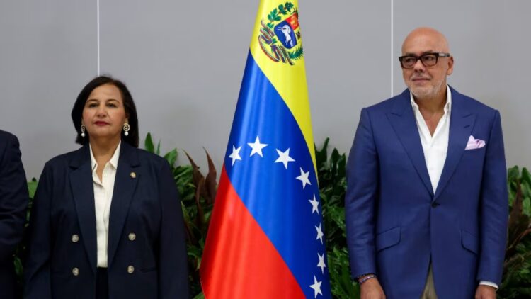 El chavismo y la oposición comenzaron a dialogar formalmente La dirigente opositora Dinorah Figuera y el presidente del Parlamento venezolano, Jorge Rodriguez.