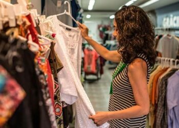 El consumo de los hogares volvió a caer en junio y golpeó a autos, ropa y recreación