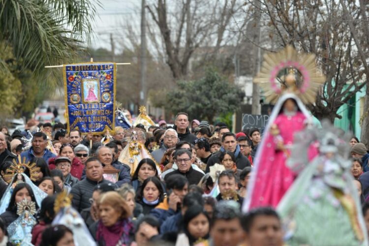 Alrededor de 20.000 personas celebraron a la Virgen de Urkupiña en Villa El Libertador El evento es organizado por la comunidad boliviana de Córdoba y cuenta con el apoyo del Gobierno de Córdoba y la Municipalidad de Córdoba.